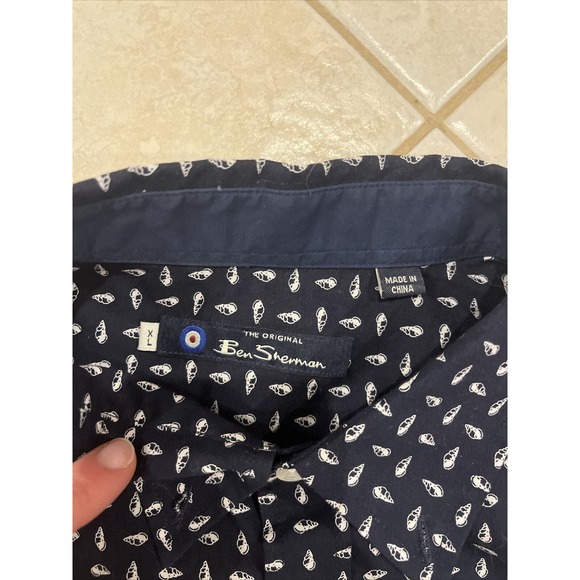 Ben Sherman Original Button Up Shirt Mens Size Medium Blue Sea Shells Conch - Picture 2 of 3